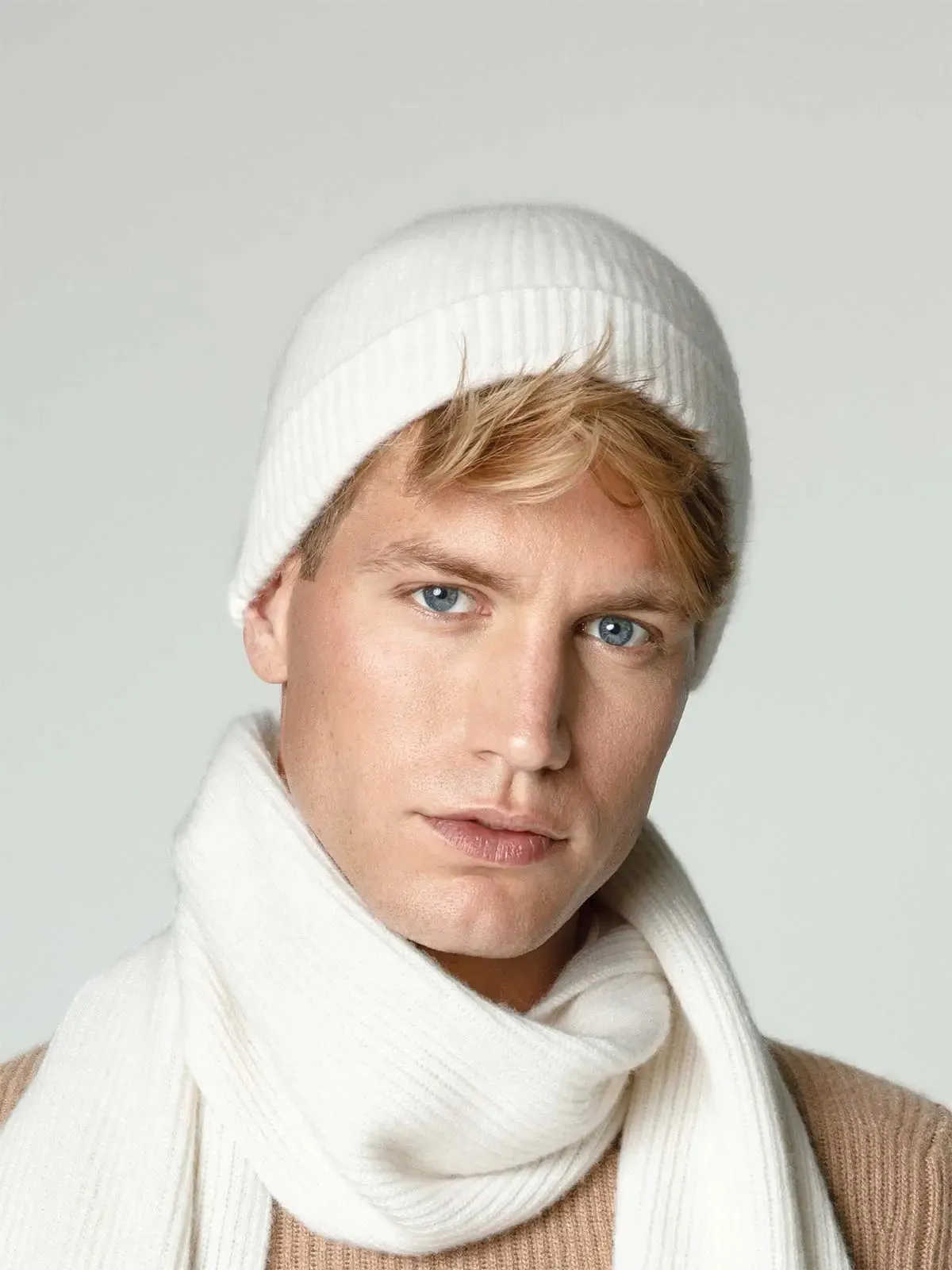 Knitted hat from cashmere in the shade Ice White